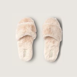 VICTORIA’S SECRET PINK Faux Fur Slippers